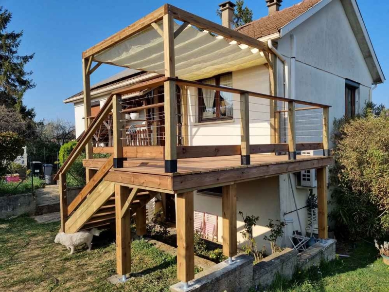 Belle terrasse sur pilotis dans les Monts d'Or, Lyon, BCR