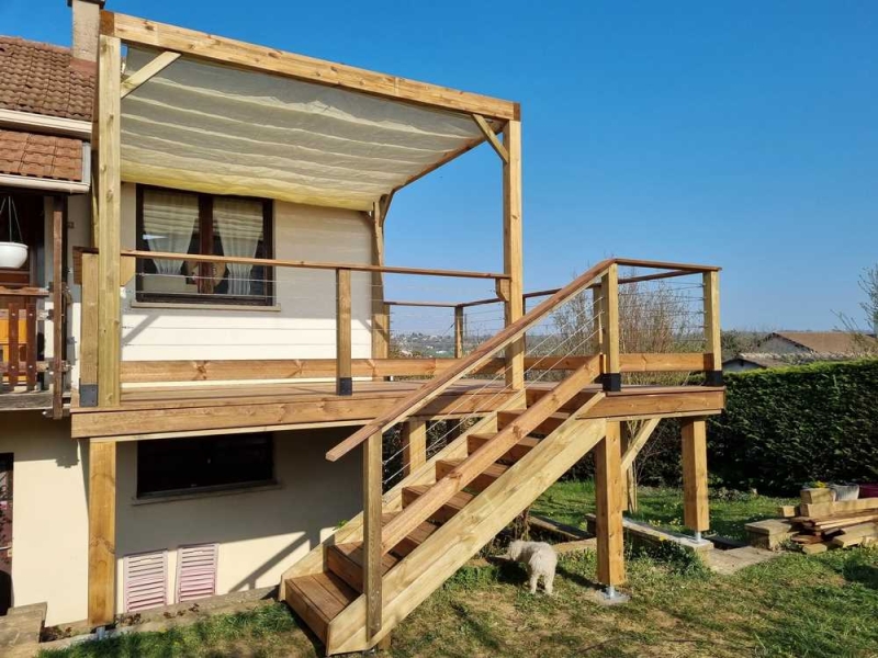 Belle terrasse sur pilotis dans les Monts d'Or, Lyon, BCR