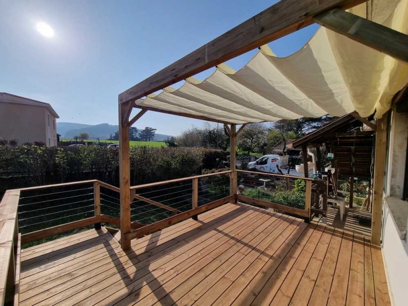 Belle terrasse sur pilotis dans les Monts d'Or, Lyon, BCR