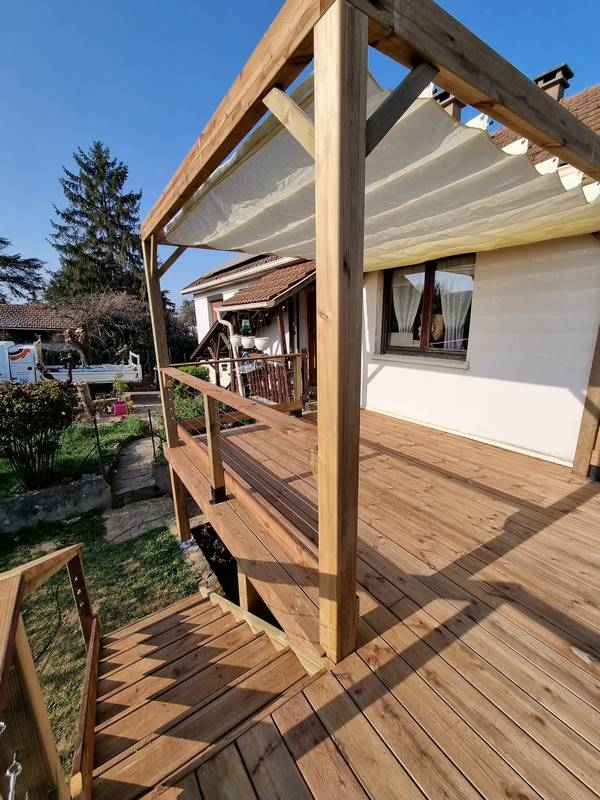 Belle terrasse sur pilotis dans les Monts d'Or, Lyon, BCR