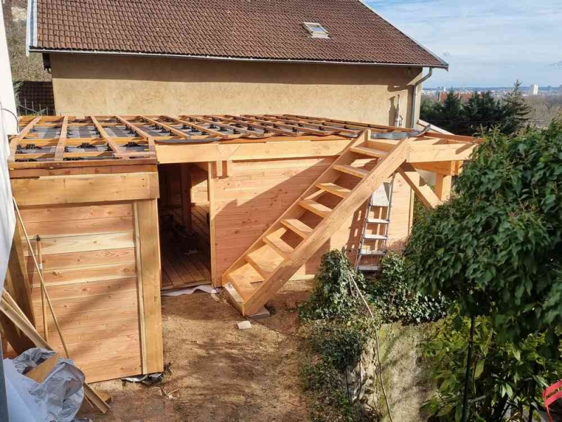 Exceptionnelle terrasse sur pilotis - Reconstruction et améliorations - Caluire et Cuire, Lyon, BCR