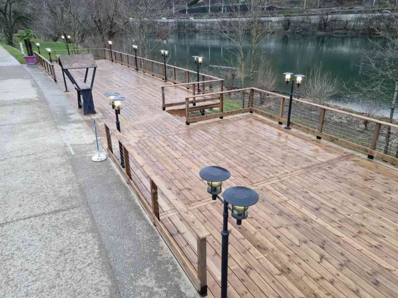 Magnifique terrasse de restaurant - Pin sylvestre 300 m², Lyon, BCR