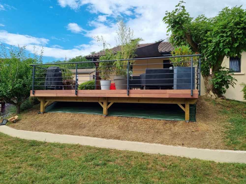 Terrasse sur pilotis Padouk + garde-corps aluminium, Lyon, BCR