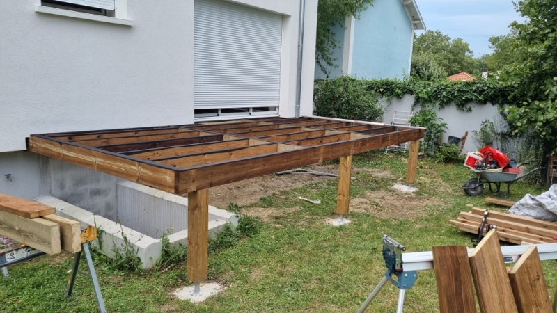 Terrasse en bois sur pilotis - Dardilly