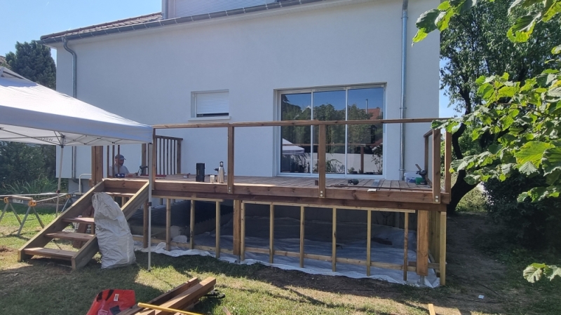 Terrasse en bois sur pilotis - Dardilly