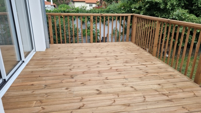 Terrasse en bois sur pilotis - Dardilly