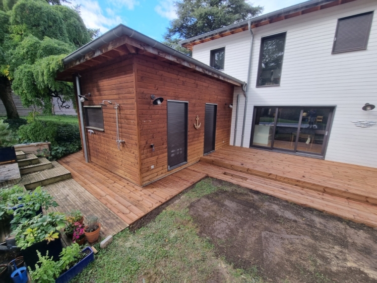 Création de terrasse bois avec cuve de récupération d'eau à Francheville