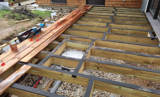 Création de terrasse bois avec cuve de récupération d'eau à Francheville