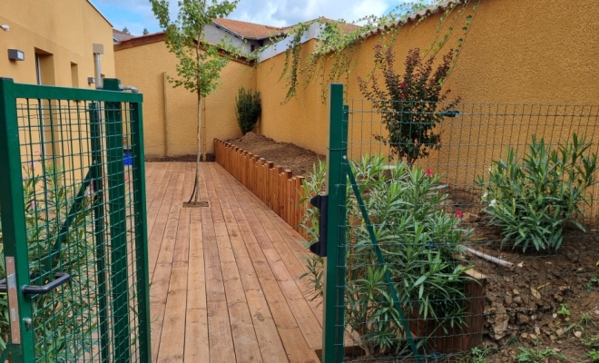 Transformation d'un jardin - Terrasse pin marron - Qincieux